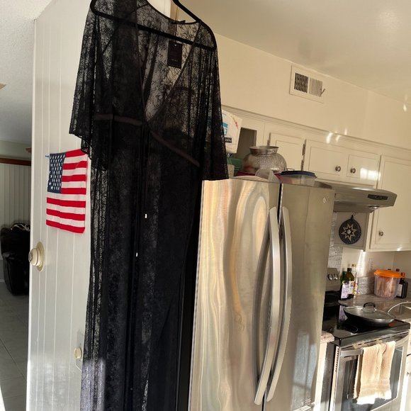 Michael Costello Flowy sleeve gown - Picture 5 of 8